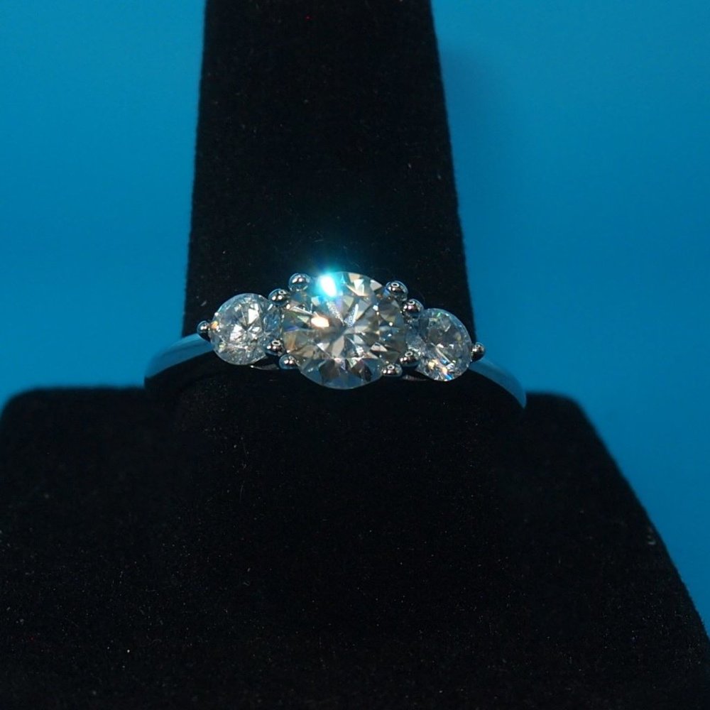 Beautiful GRA Certified 2.00ctw Moissanite Diamond, 3 Stone Bridal Ring Platinum - Picture 2 of 8